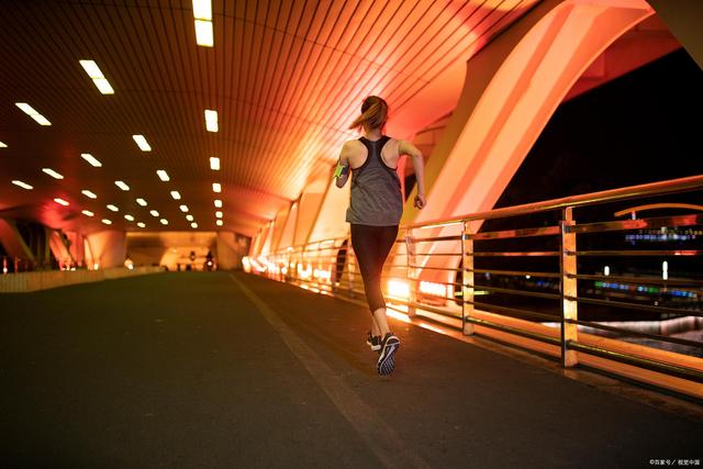 减肥适合夜跑还是晨跑_减肥的人适合晨跑还是夜跑